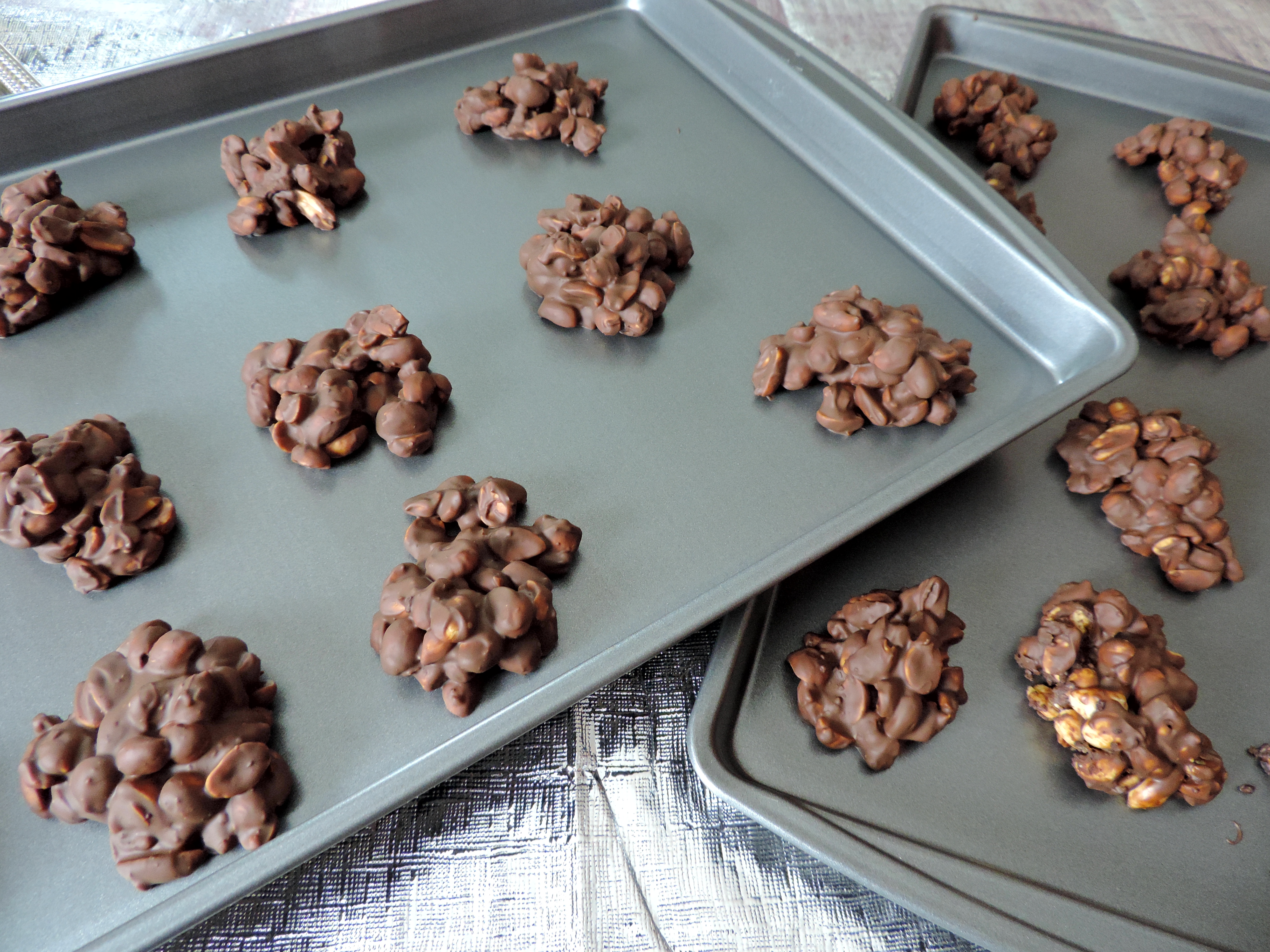 Crock Pot Peanut Clusters DeDivahDeals